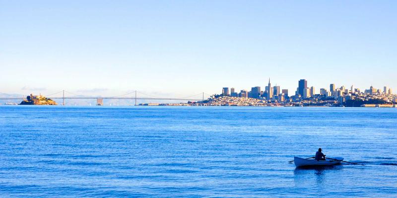 千子彩与现代艺术媒介融合：从数字绘画到光影装置的动态色彩演绎与美妆灵感